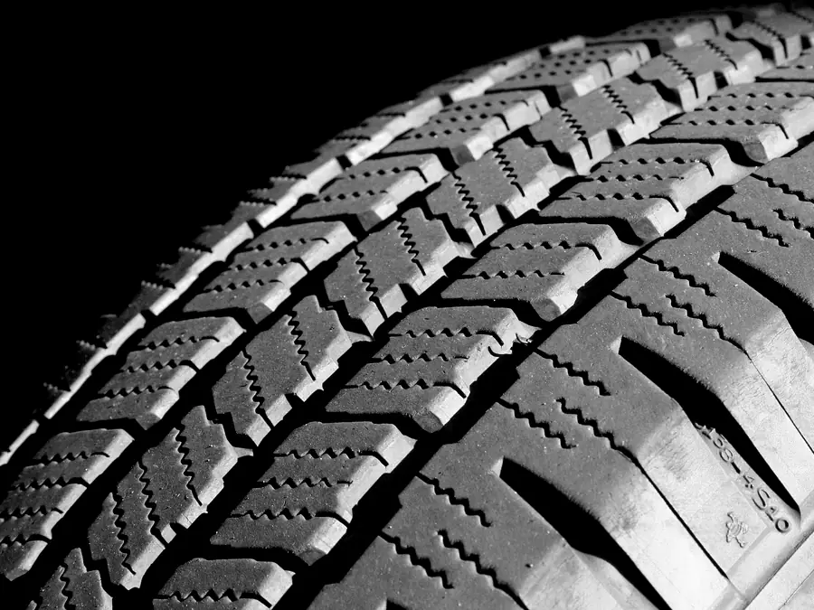 Close-up van het profiel van een autoband.